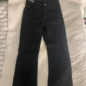 Levis 501  - Aldrig använt (inte min stil) men dom är straight lite baggy svara Levis jeans. Köpte dom för 1300kr 