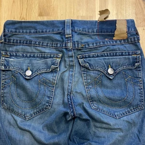 True religion jeans! - True religion jeans, slita längst ner och på lappen där bak, annars okej skick! Midjemått: 45 cm rakt över. Innerbensmått:80cm Benöppning: 25cm. Storlek 33
