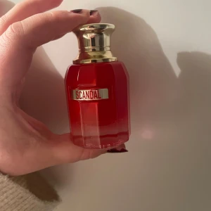 Scandal her  -   Testar igen då senaste slutade svara   Jean paul scandal HER  30 ml ursprungligen, cirka 20 ml kvar!  Köpt På you.se för ungefär 2 månader sen!  Förvarad mörkt o svalt i garderob 