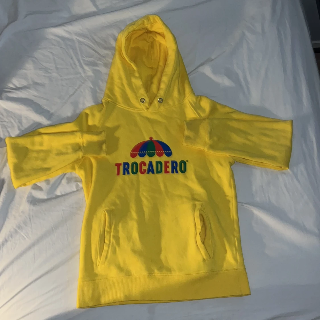 Gul hoodie från Trocadero