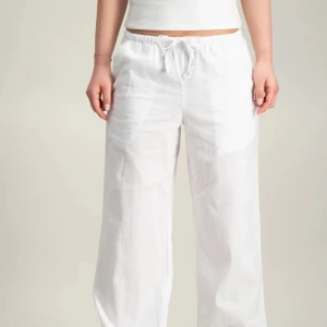 Vita linnebyxor från Gina Tricot (Young) - Säljer ett par vita linnebyxor från Gina Tricot, storlek 170. Byxorna har en loose passform med elastisk midja och dragsko för extra komfort. Använda väldigt skonsamt därför bra skick! Köpta för 300 kr.