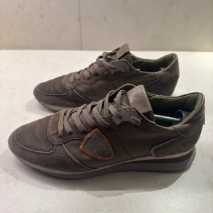 Philippe model trainers - Philippe model trainers! | skick: 9/10 väldigt bra skick bara lite creese där fram! | Storlek: 44 passar fler! | Pris: 1099:- Retail: 2600:- | Medföljer: Ingenting, bara skor! | kontakta oss i dm eller på Instagram vid köp av dessa skor! Med vänlig hälsning, Näsets Resell