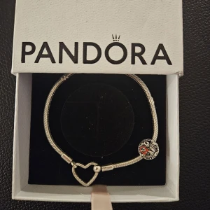 Pandora armband  - silverarmband från Pandora med en hjärtdetalj värd 800 och en charm från "the nightmare before crhistmas". Perfekt för att ge en personlig touch till din stil eller att ge bort för julen. Levereras i originalförpackning. Värda 1600 tillsammans.