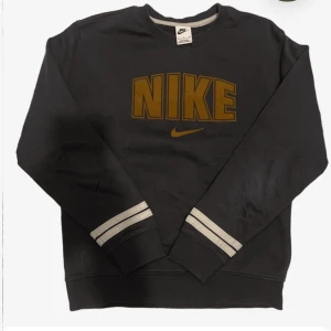 Nike sweatshirt - Snygg svart sweatshirt från Nike med stort tryck på framsidan. Använt sparsamt. Perfekt för en avslappnad stil. 💯💯Pris kan diskuteras såklart.