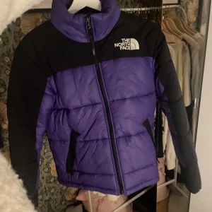 North face jacka - Lila north face jacka köpt för ca 2 år sen och inte kommer till användning. Inga defekter och prefekt nu till vinter då den är varm och skön. Pris kan diskuteras samt skriv för flera bilder❤️