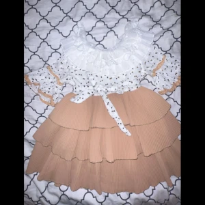 Beige och vit klänning med volanger - Passar till 2-3 år 