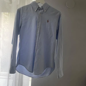 Polo Ralph lauren shorta  - Säljer min ralp lauren shorta då den blivit för liten. Tröjan är i storlek S och knappt använd och i jättefint skick🤩 Jag säljer för bara 550:- nypris  1500:- Skriv om du har någon fundering👏💯