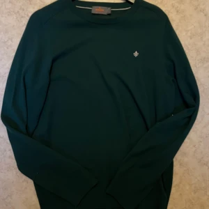 Morris Merinotröja - Säljer en snygg mörkgrön tröja från Morris i 100% merinoull, storlek L🔥 Perfekt för höst och vinter❄️ Den är i väldigt bra skick men har ett litet hål på ärmen (bild på sista slide). Nypris 1599, hör av er vid funderingar/ Karl!