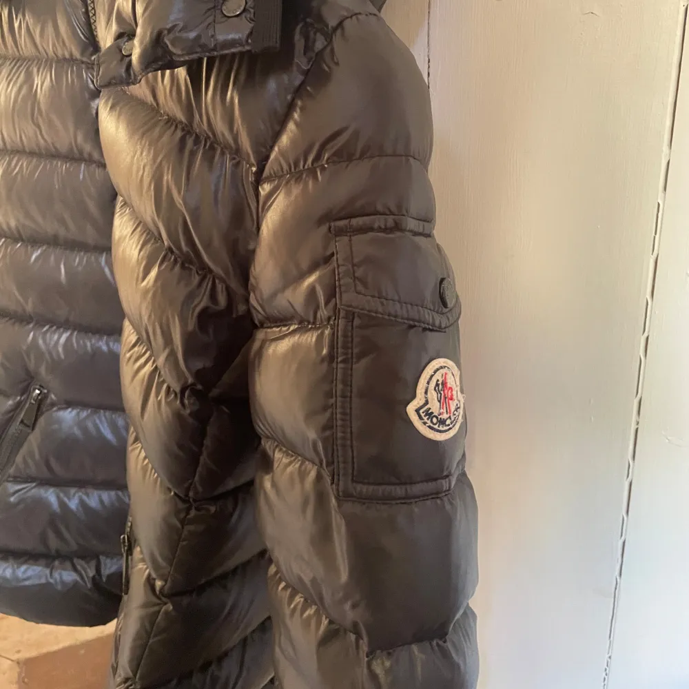 Säljer min moncler jacka i modellen Bady, svart. Den har användts en vinter men finns inga deffekter på den. Storleken är 0. Nypris är 17 500kr men säljer nu för 8000kr. Kan tänka mig mötas upp i Stockholm💓. Jackor.