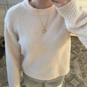 Ljusrosa mysig tröja från H&M - Mysig ljusrosa tröja från H&M i storlek XS. Den sticks inte alls och är så skön💕💕💕💕💕