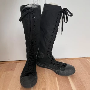 Converse Chuck Taylor - knähöga sneakers - Säljer mina Converse skor Trippelsvarta Använt ett par få gånger St 37.5