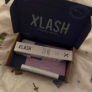 Xlash Ögonfransserum - Säljer ett Xlash ögonfransserum i 5ml som hjälper till att stärka och förlänga fransarna. Innehåller biotinpeptid, hyaluronsyra och rosmarinextrakt för bästa resultat. Perfekt för dig som vill ha längre och fylligare fransar. Kommer i en snygg förpackning och är helt nytt! Endast visat produkten utanför förpackningen, ej använd!