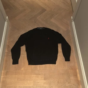 Svart tröja från Polo Ralph Lauren - Säljer en klassisk svart tröja från Polo Ralph Lauren i storlek L. Använd men inga skador