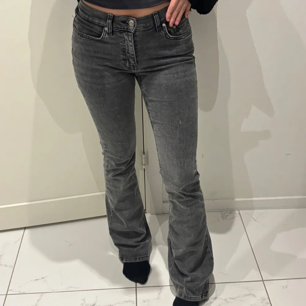 Säljer ett par snygga grå bootcut jeans från Gina i mycket bra skick. De är midwaist och knappt använda🩶jag är 166cm. Jeans & Byxor.