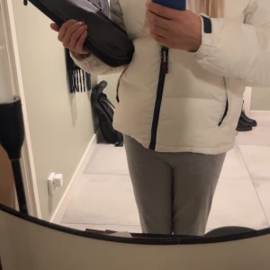 Vit pufferjacka - Säljer en snygg vit pufferjacka från Tommy hilfiger  i mycket bra skick. Den e som ny!!! Bilderna är lite dåliga så hör av för fler i dm, Älskar hur den sitter då den påminner om fjällräven och även så är den så skön och passar till allt ❤️❤️ hör av er vid frågor pris kan dirskuteras , hör av er vid frågor , nypris 