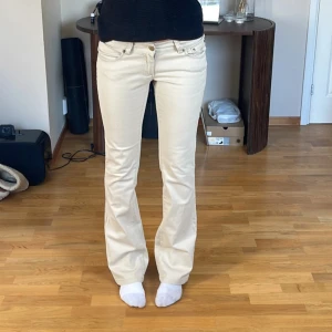 Beiga lågmidjade bootcut jeans  - Vintage jeans från Bikbok 🤍Förra ägarens bilder! Midjemått: 41cm Innerben:83cm 