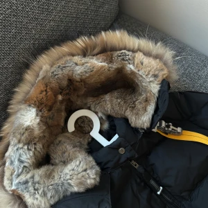 Parajumpers Longbear W jacka  - Säljer min PJS jacka. Storlek meduim. Passar mig som normalt har S/M i storlek. Sitter väldigt snyggt och värmer ordentligt i vintertid. Jackan samt päls är i väldigt bra skick då jag använt den sparsamt. Jackan är köpt på NK, jag har kvittot och pristag kvar samt bild på QR scan från jackan om man vill se. Tillföljer även en liten kartong med extra knappar till jackan. Säljer då jag köpt en ny vinterjacka. Köpt för 10 000kr på NK. Nypris på NK är 11 199kr. 