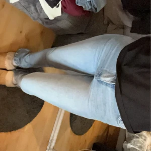 Ljusblå jeans - Säljer ett par ljusblå jeans med hög midja och slits längst ner. lite för små för mig 💕