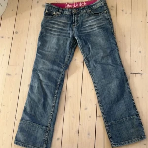Blå jeans från Von Dutch - Säljer ett par coola blå jeans från Von Dutch. De har en klassisk femficksdesign och en snygg tvättad look. Midjemått: 40cm 