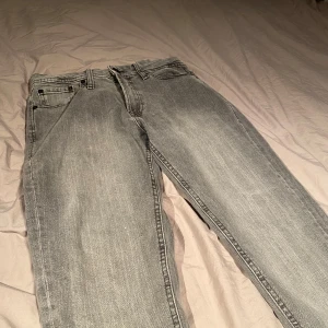 Teeshoppen jeans - Säljer dessa jeans ifrån teeshoppen i ett nyskick, jeansens storlek är W29 L32 och är true to size. Andvända fåtal gånger, nypris 800. Har du några frågor är det bara att höra av sig!😁😁😁