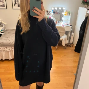 Svart oversized stickad tröja - Säljer en mysig svart oversized stickad tröja med polokrage. Perfekt för kyliga dagar och ger en avslappnad stil. Tröjan har långa ärmar och ribbade muddar.