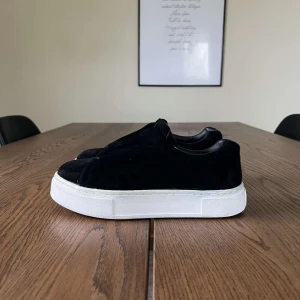 Svarta sneakers från Eytys  - Snygga svarta sneakers i mocka från eytys med en tjock vit sula. Bra skick och nypris ligger på ungefär 2000kr. Hör av dig vid frågor och kom gärna med prisförslag! 