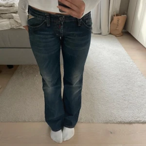 Mörkblå bootcut jeans - Ursnygga jeans från replay, midjebredd : 38cm inrebenslängd : 84cm. Fortfarande osäker om jag ska sälja så kom på med bud🩷( Bilder lånade från förra ägaren )