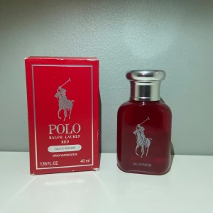 Ralph lauren Red edp - Säljer min Ralph lauren red! En unik och god doft till höst samt vintern, säljer den för att har tröttnat lite efter jag använt den så mycket. Köpt för 800kr, ca 25ml/40ml kvar säljer för 325kr (priset kan diskuteras) 