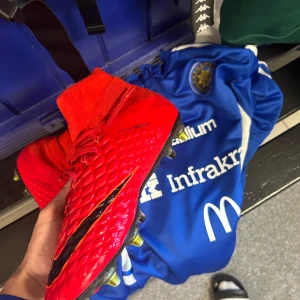 Nike hypervenom 3 - Röda Nike hypervenom 3 i storlek 42