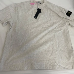 Stone island loose fit t-shirt - Stone island loose fit t-shirt storlek L men passar bättre på M obs t-shirten är loose fit. Helt oanvänd kan skicka fler bilder på begäran färgen är grå/vit