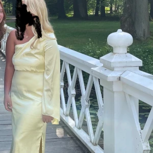 Gul one-shoulder klänning - Säljer min jättefina balklänning!!  Verkligen helt perfekt och passar mig i längden som är ca 160. Klänningen är slutsåld och går ej att få tag på längre ☺️💝💝