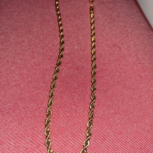 18k guldplaterat halsband 6mm rostfritt stål - Snygg guldfärgad halskedja med tvinnad design. Perfekt för att ge en elegant touch till din stil. Kedjan har en klassisk låsning och passar till många olika outfits. Perfekt som julklapp inför julen.