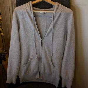 Davida cashmere zip hoodie - 100% kashmir. Ljusblå hoodie med dragkedja. Passar XS - S