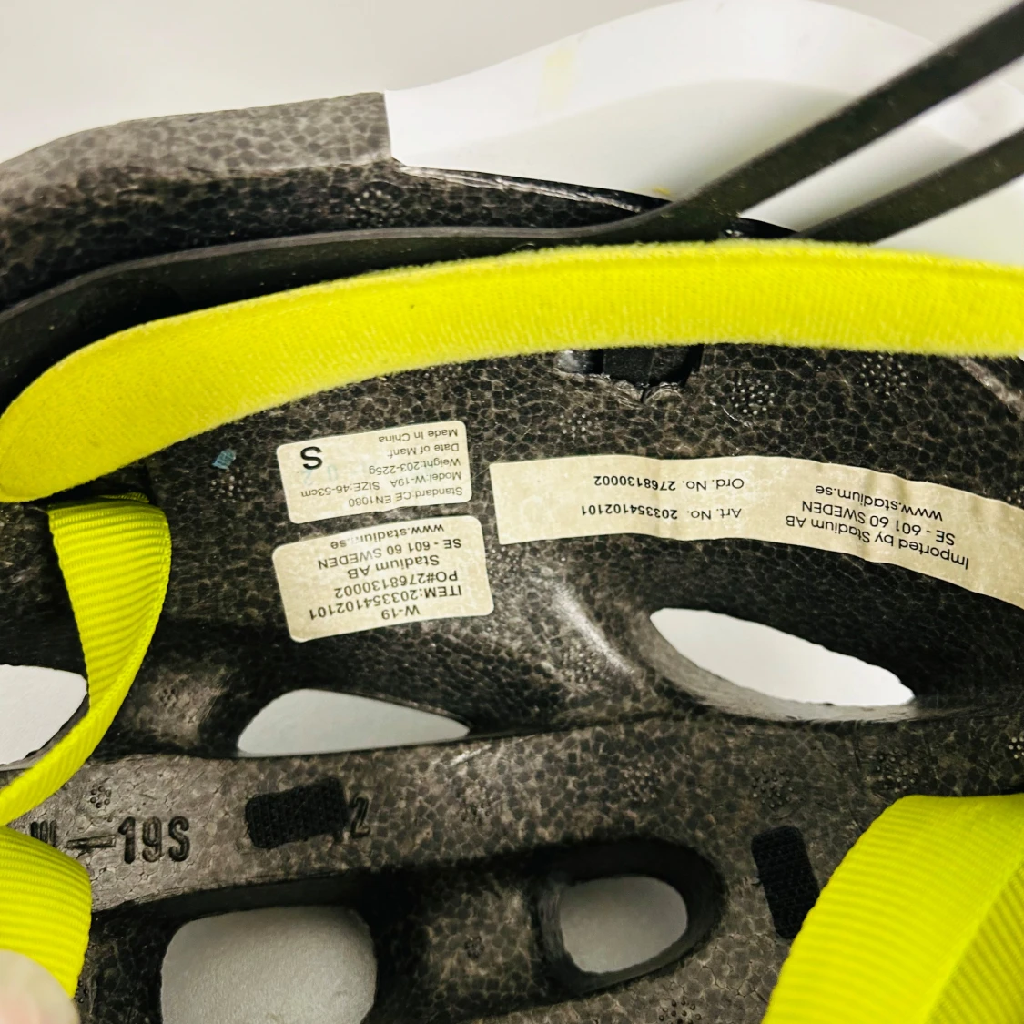 Svart och vit cykelhjälm - 91