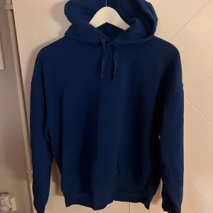 Mörkblå hoodie zara  - Säljer en stilren mörkblå hoddie från Zara.💕