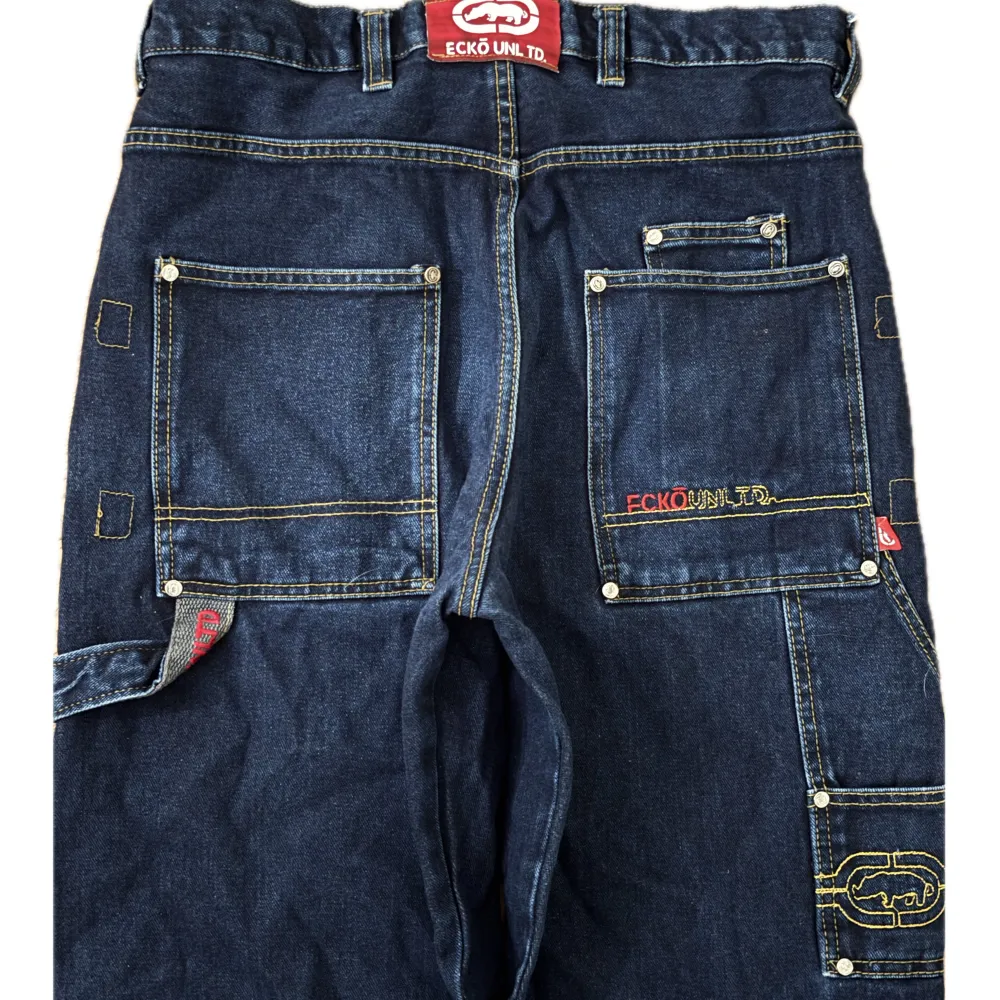 Snygga mörkblå jeans från Ecko Unltd, baggy med coola detaljer. Går bra med köp nu!. Jeans & Byxor.