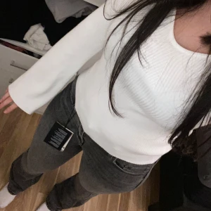 Virala vero Moda jeans - Jag säljer bootcut low waisted vero Moda jeans. Jag har använt de 1 gång så de är i mycket bra skick! Köpta för 600 kr.