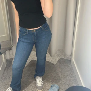 Blå jeans - Säljer ett par klassiska blå jeans i bra skick från märkte Lee. De har en normal passform och är perfekta för vardagsbruk. Jeansen har en midwaist och är tillverkade i ett bekvämt denimtyg. Perfekta för både höst och vår!