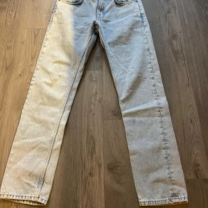 Ljusblåa nudiejeans - Ett par ljus blåa nudie jeans, storlek w29 L32