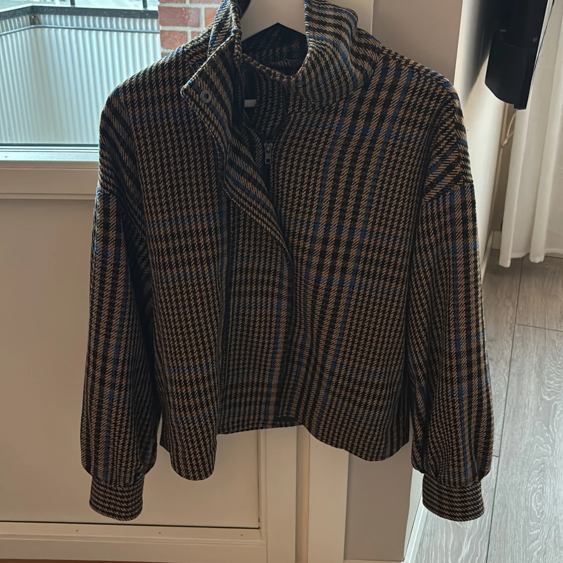 Rutig jacka med dragkedja