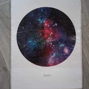 Galax affisch/poster från Lagerhaus - Snygg affisch med ett färgstarkt galaxmotiv i en cirkel. Perfekt för att ge rummet en kosmisk känsla. Mått 30x40cm