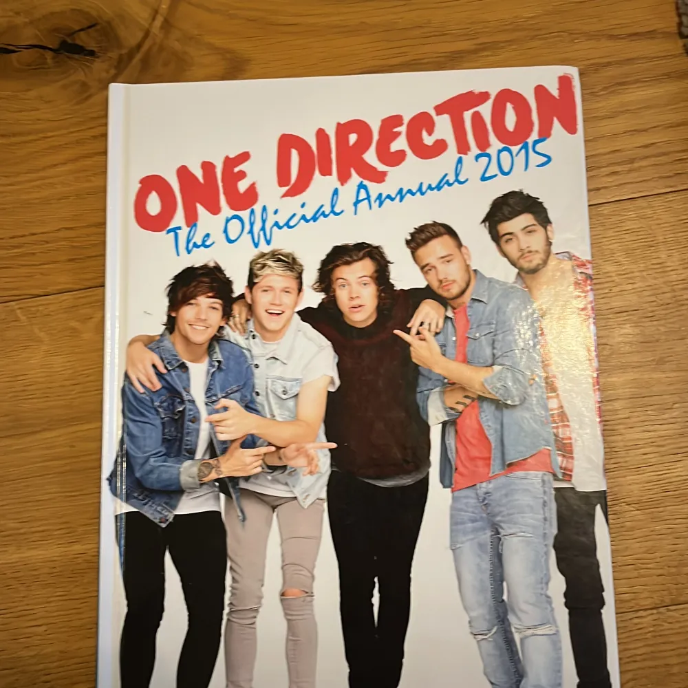 årsbok från 2015 med One Direction. . Böcker.
