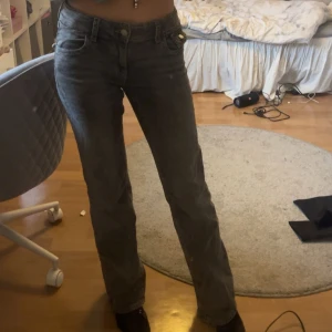 Grå jeans med broderade fickor - Snygga grå jeans med detaljer på bakfickorna från ginas barnavdelning! Använda typ 3 ggr, har vanligtvis 34 i byxor. Dessa är storlek 164 men är justerbara i midjan! Köpte för 350