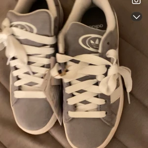 Grå Adidas Campus sneakers - Helt nya, snygga och fräscha adidas campus  som jag säljer eftersom jag inte har på mig dom, har ba haft på mig dom ett par gånger men dom är fortfarande rena och nya, för fler bilder kom privat💕