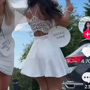 Student klänning/Vit klänning med spetsdetaljer - Studentklänning/ vit klänning med spetsdetaljer och smala axelband. Perfekt för studentfiranden. Helt ny och aldrig användning. Prislappen kvar💗