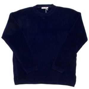 Mörkblå/lila stickad tröja från Our Legacy - Säljer en stilren mörkblå stickad tröja från Our Legacy. Tröjan har en klassisk rund halsringning och långa ärmar med ribbade muddar. Perfekt för kyliga dagar!