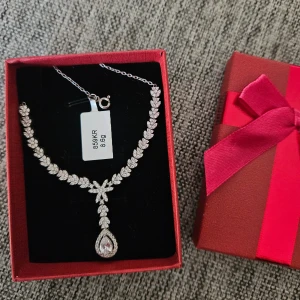 Halsband i äkta silver - Elegant halsband med glittrande stenar i äkta silver. Oanvänt & har prislapp kvar (se bild). Perfekt julklapp åt någon du tycker lite extra om❤️ Skickas i röd presentask (se bild). Köpt för 859kr, säljs för 700kr. Kan erbjuda fri frakt