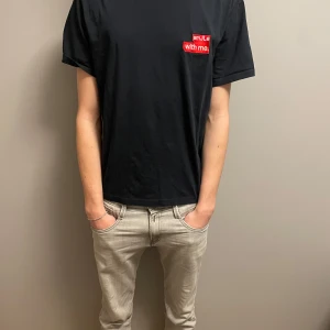 Mörkblå J Lindeberg T-shirt - Riktigt snygg J Lindeberg t-shirt med litet tryck på bröstet. Hör av er vid frågor!