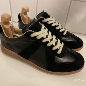 Maison margiela gats - Maison margiela gats i storleken 43. Skicket är näst intill ny (ungefär 8-9/10). Dem är sparsamt använda. Ingen box kommer med tyvärr men det finns dustbags. Skriv gärna vid intresse, pris kan diskuteras