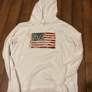 Vit hoodie från Ralph Lauren - Sälje denna feta hoodie från ralph lauren. Bra skick. St M. Pris ej hugget i sten!!! Tveka inte att skriva vid frågor 